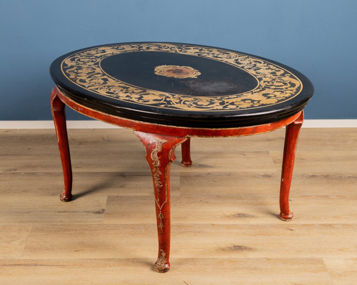 Élégante table basse en bois laqué rouge et scagliola, Italie, début du XIXe siècle