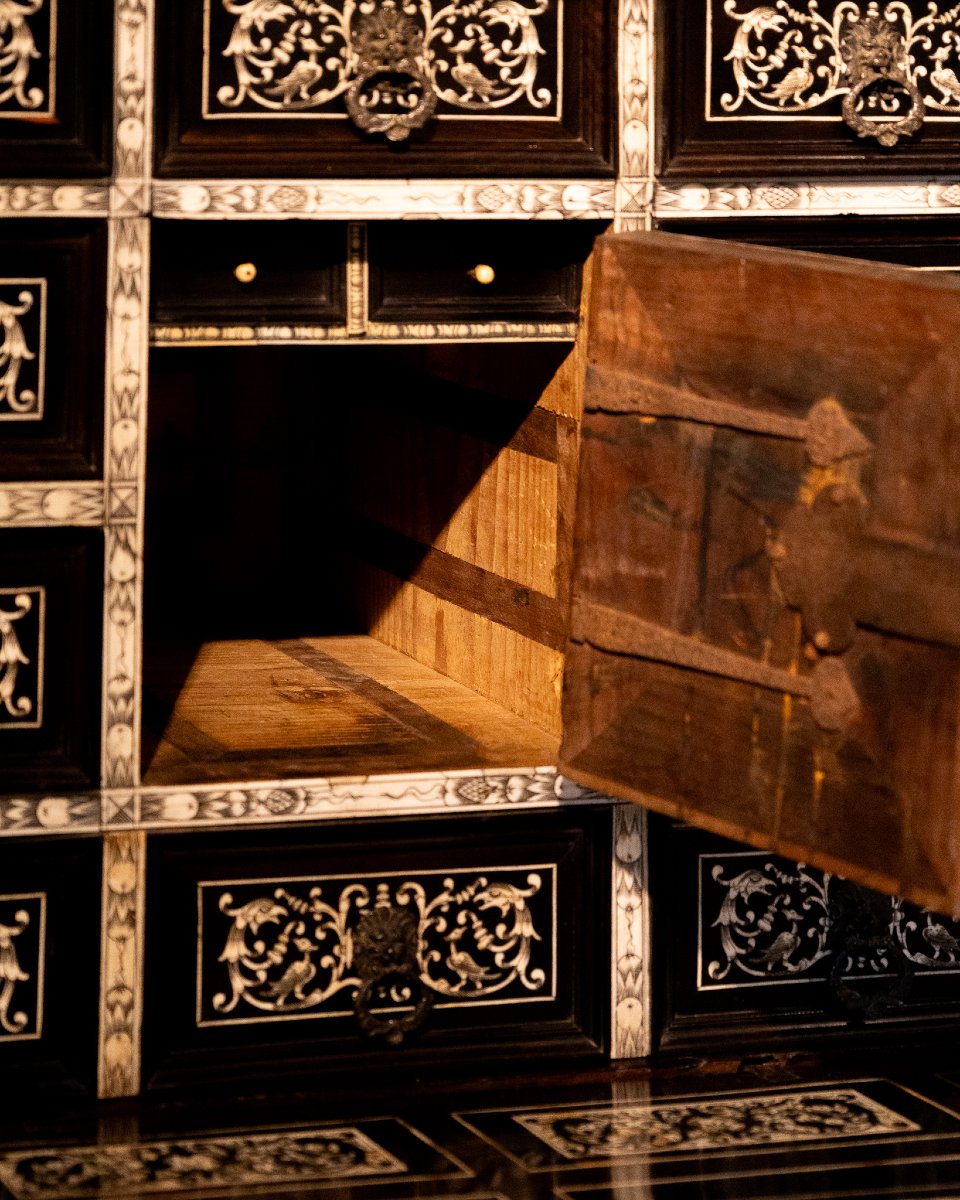 Important cabinet monétaire lombard en ébène et ivoire, époque Louis XIV, XVIIIe siècle-photo-1
