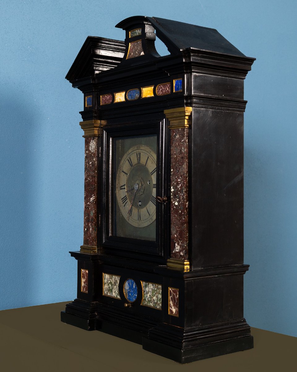 Horloge de table en ébène et incrustations de pierres semi-précieuses, Italie, XVIIIe siècle-photo-2