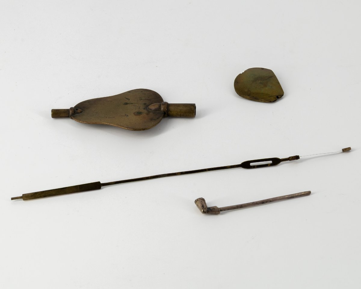 Horloge de table en ébène et incrustations de pierres semi-précieuses, Italie, XVIIIe siècle-photo-7