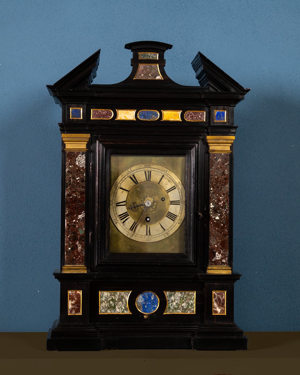 Horloge de table en ébène et incrustations de pierres semi-précieuses, Italie, XVIIIe siècle