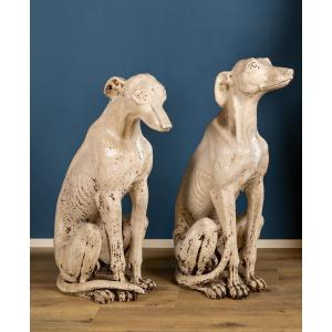 Paire d'élégants lévriers en porcelaine toscane, début du XXe siècle