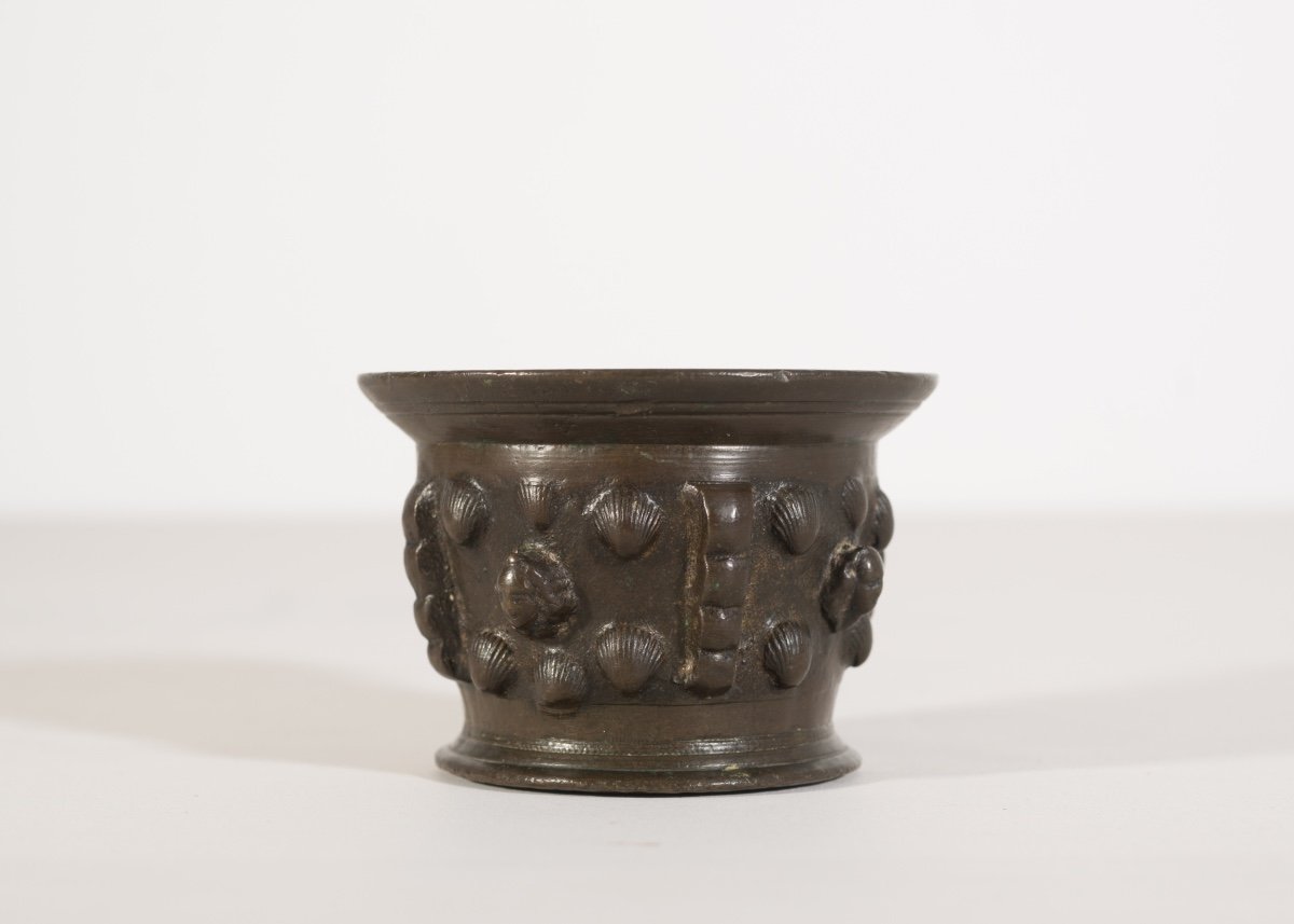 Mortier En Bronze Du XVIIe Ou XVIIIe Siècle à Motifs De Coquillages