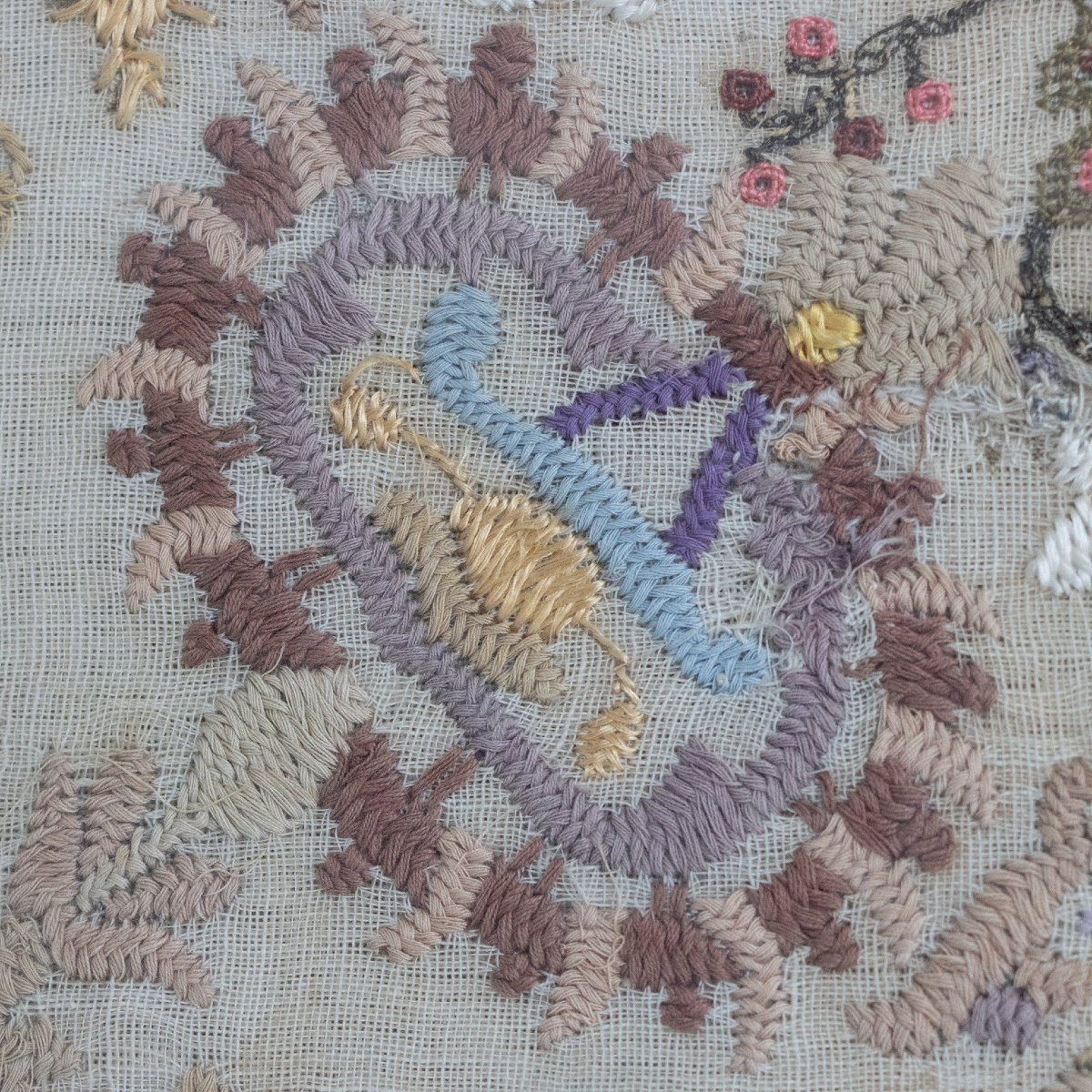 Vintage Embroidered Sampler – Hand-stitched Floral Textile-photo-4
