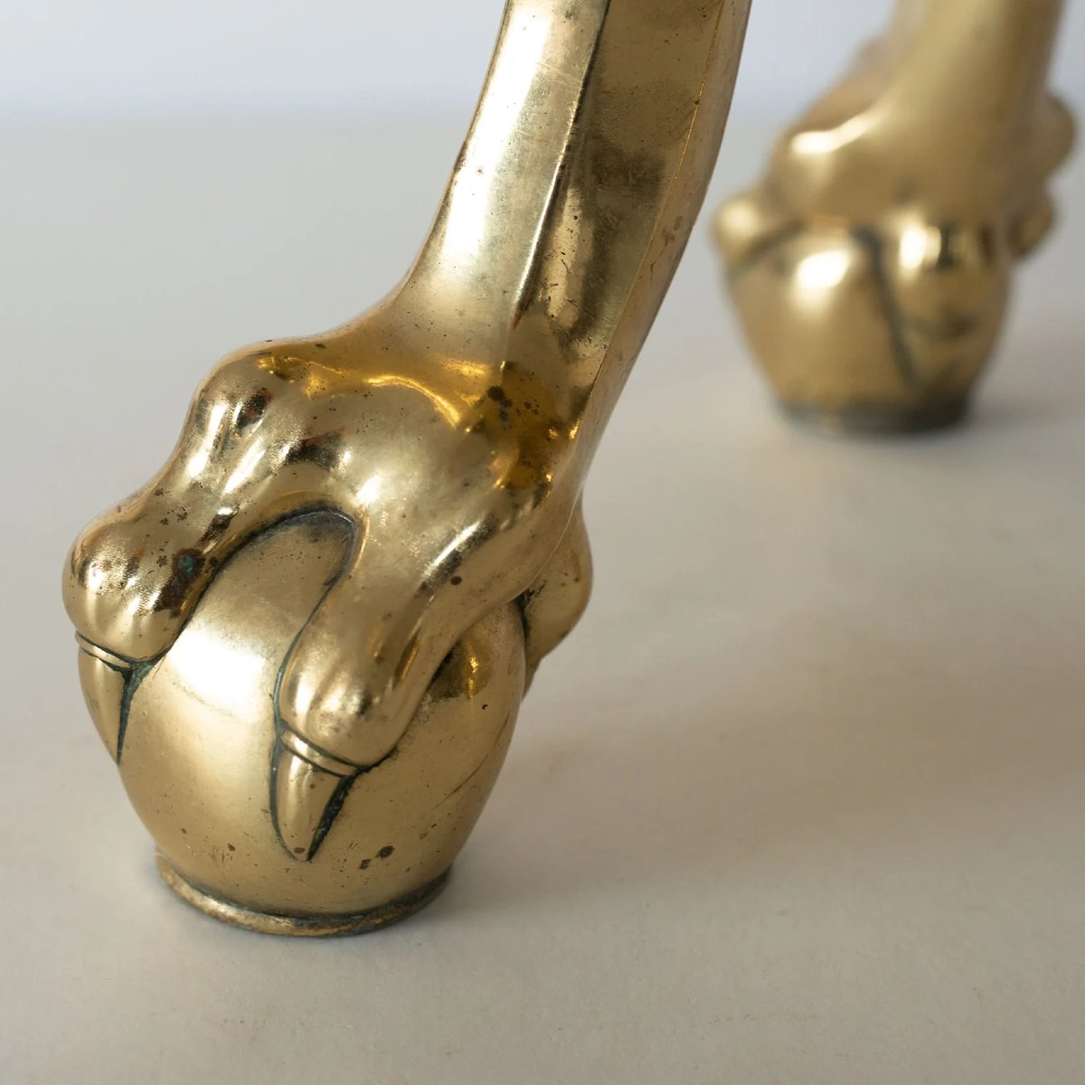 Bac à bûches en laiton du XIXe siècle avec pieds en forme de griffes-photo-1