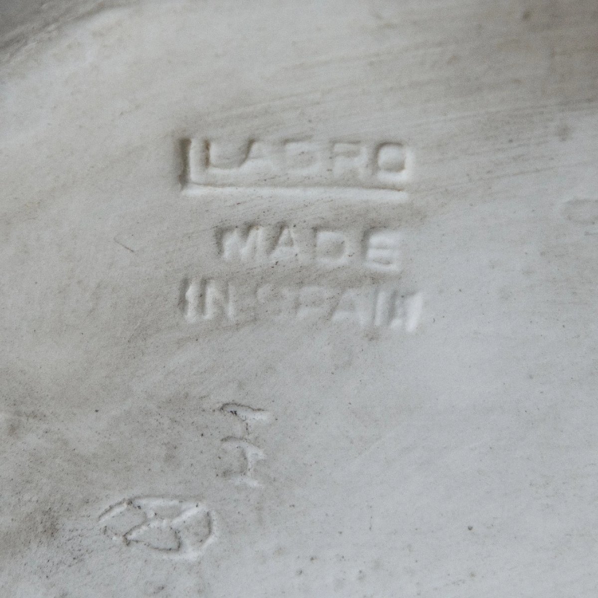 Jeune fille à l'agneau - Sculpture en céramique de Paros - Signée-photo-5