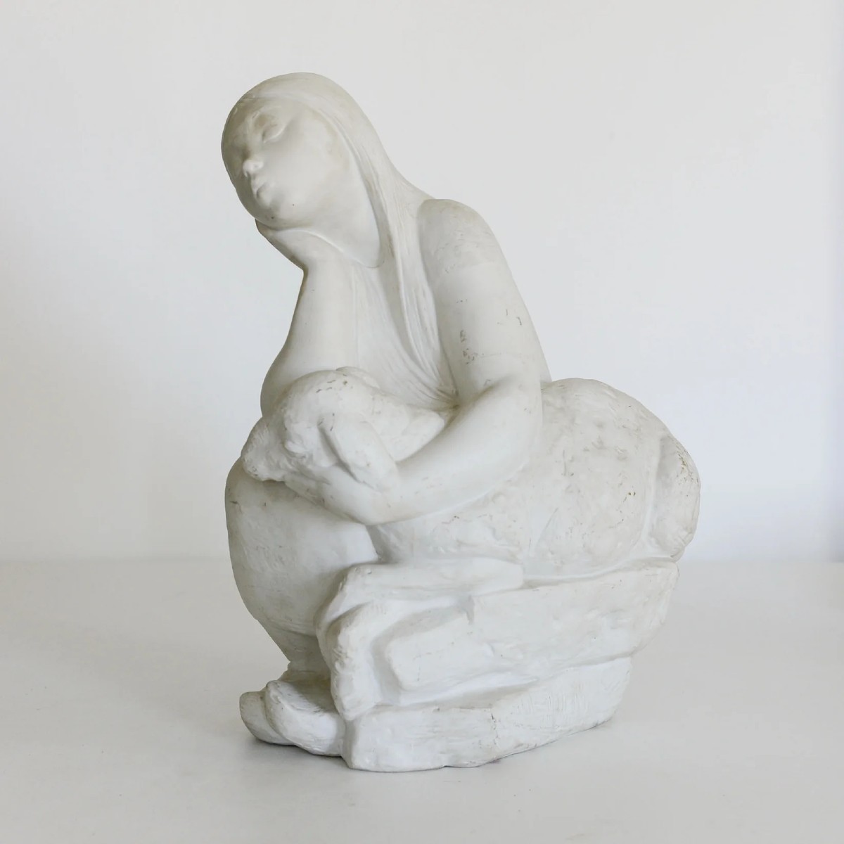 Jeune fille à l'agneau - Sculpture en céramique de Paros - Signée