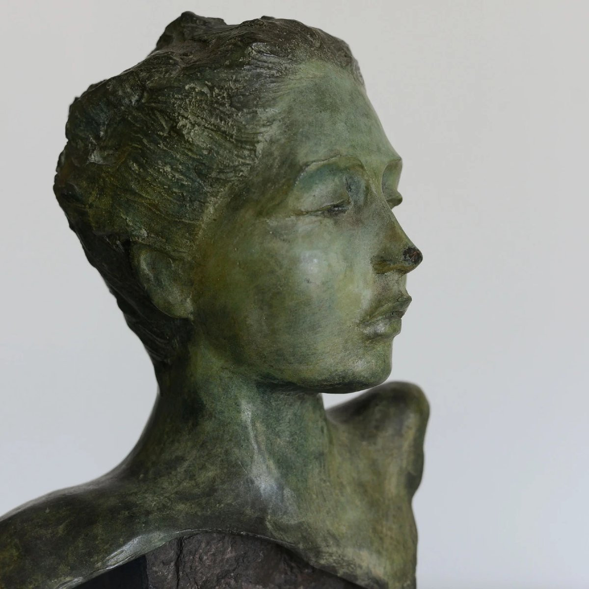 Buste féminin en bronze - Signé et numéroté-photo-2