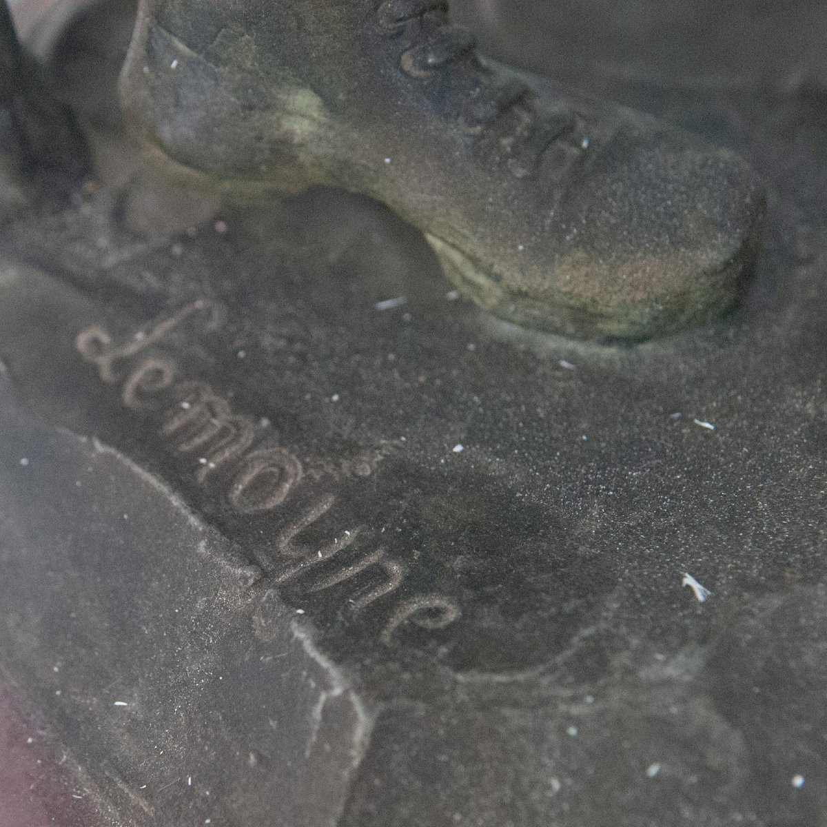 Le Shoot – Sculpture de footballeur en régule par Lemoyne-photo-4