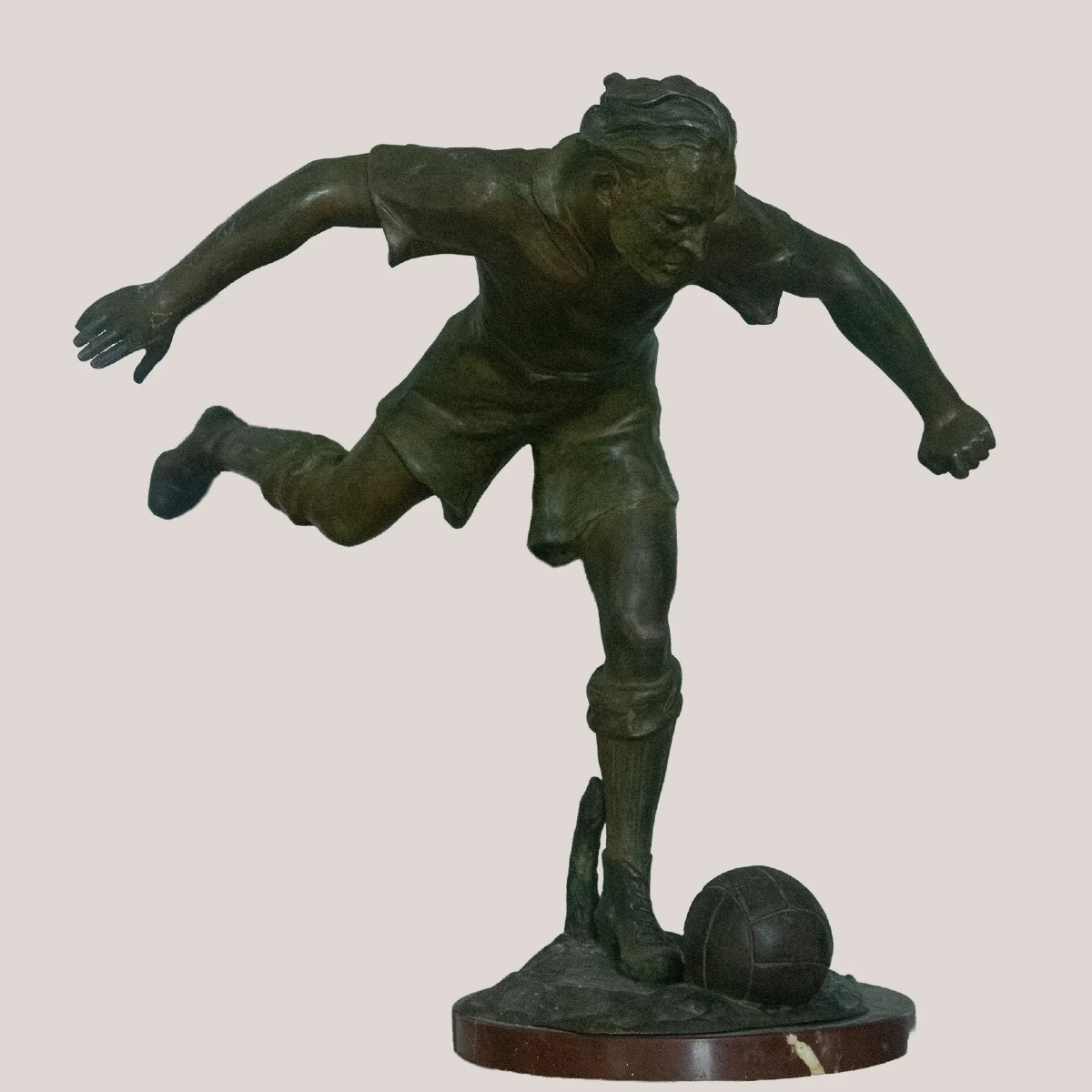 Le Shoot – Sculpture de footballeur en régule par Lemoyne