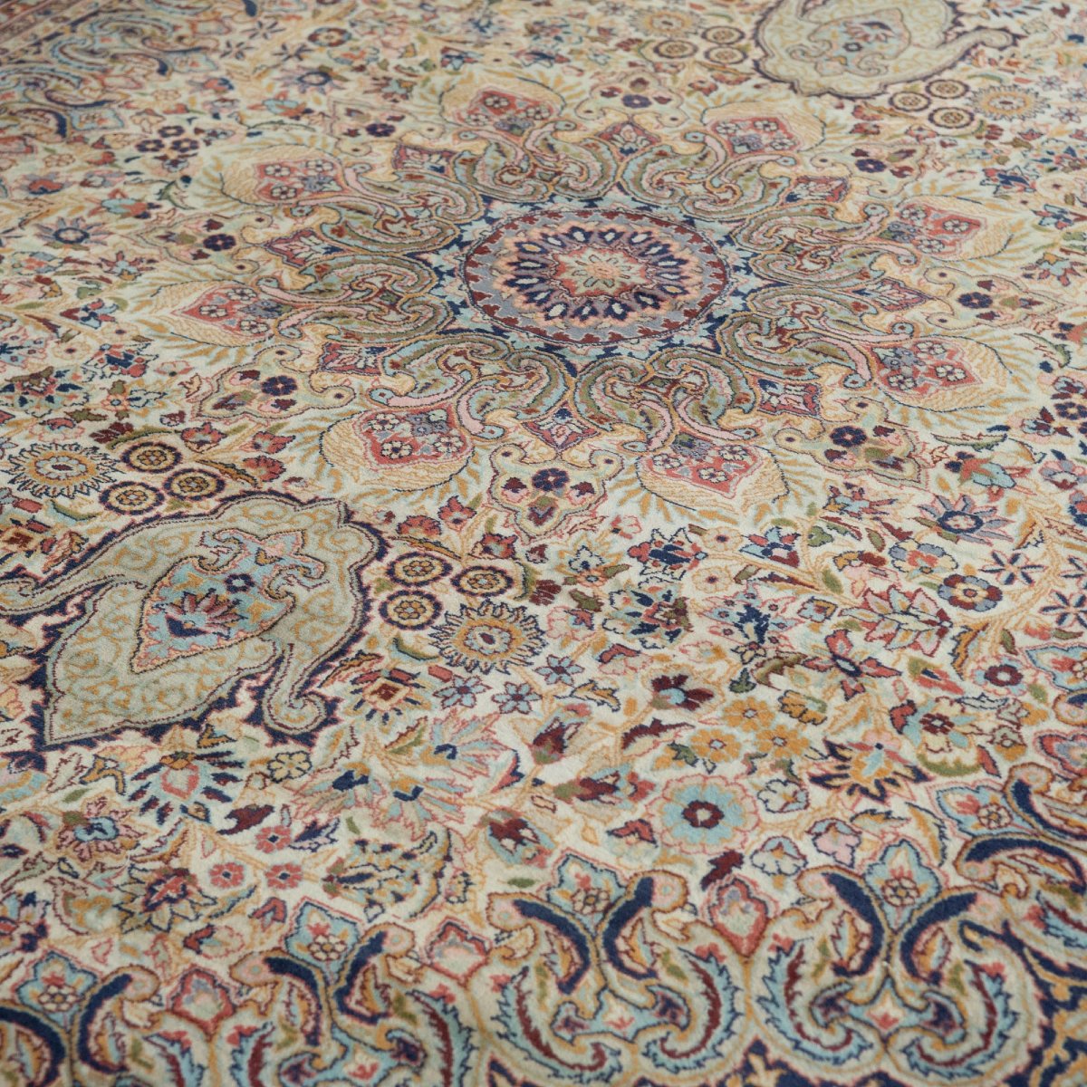 Grand tapis persan vintage à motifs floraux – Ivoire et marine – 312 × 217 cm-photo-3