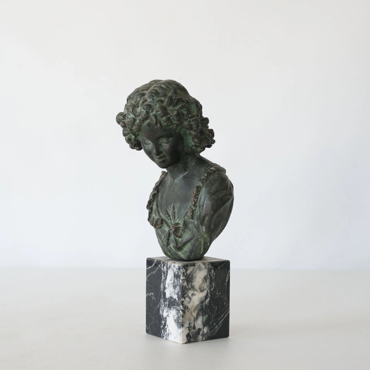 Buste en bronze signé représentant une jeune femme, sur socle en marbre-photo-2