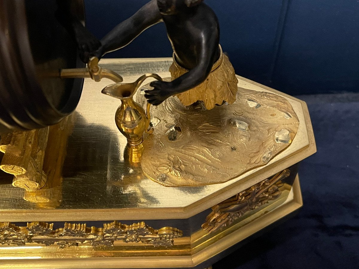 Pendule Aux Petits Africains Soutirant Le Vin-photo-1