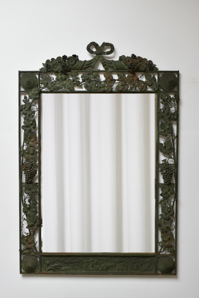 Grand miroir en fer forgé à décor floral, XIXᵉ siècle.