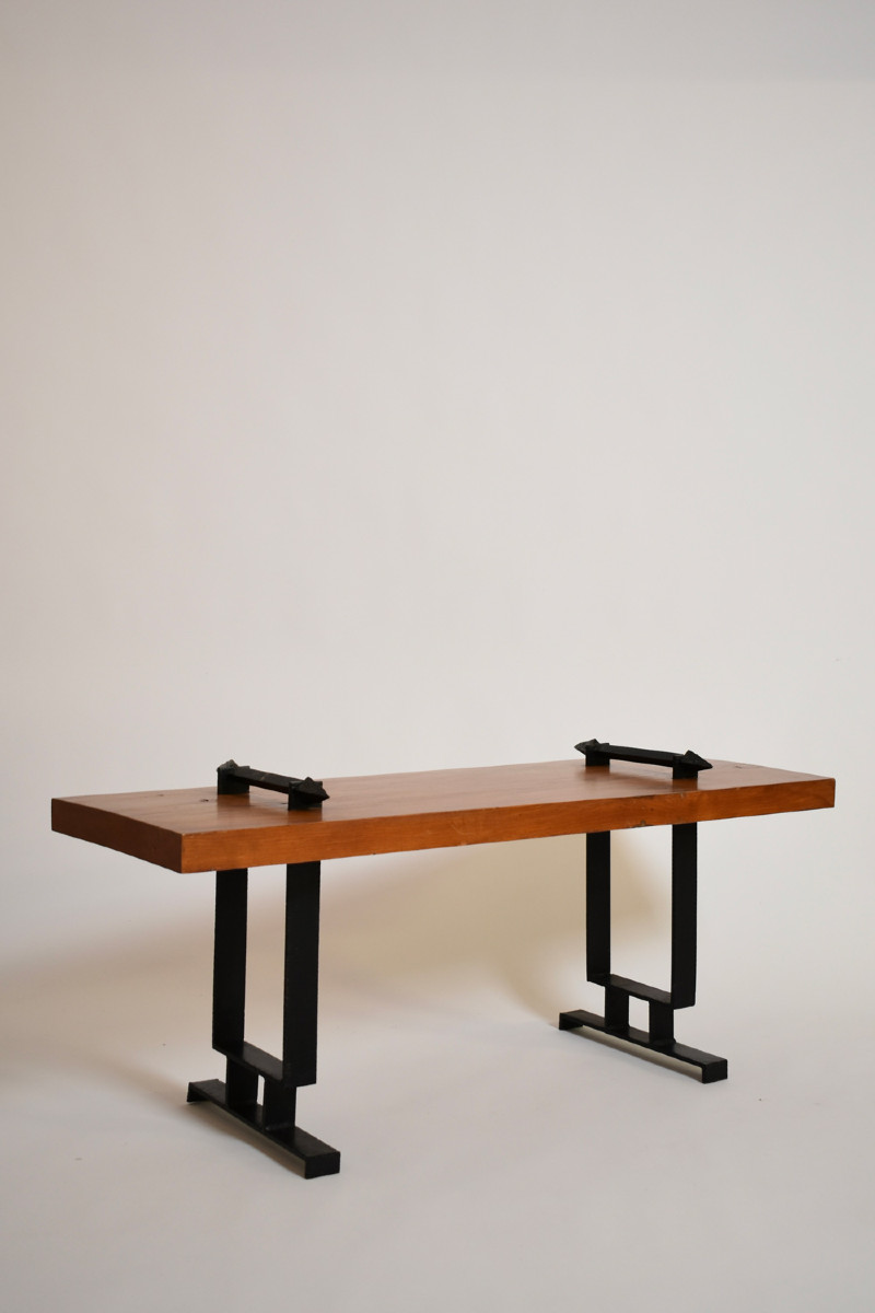 Table basse ou banc en fer forgé et bois naturel, années 1950.