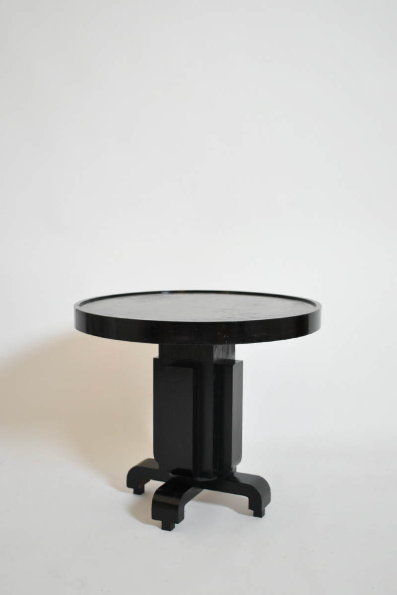 Table d’appoint ronde art déco en bois ébénisé, à motifs géométriques, années 1930.