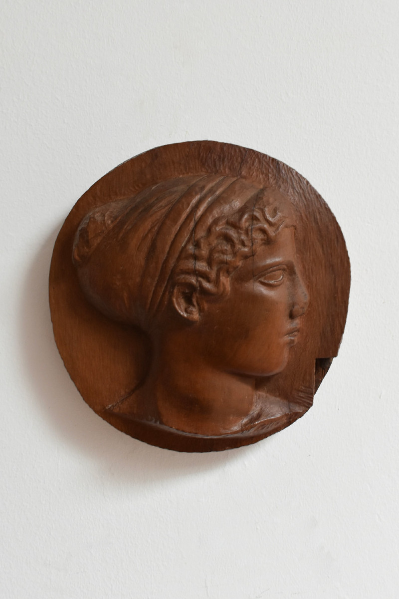 Portrait en médaillon en bois de style antique, années 1930.