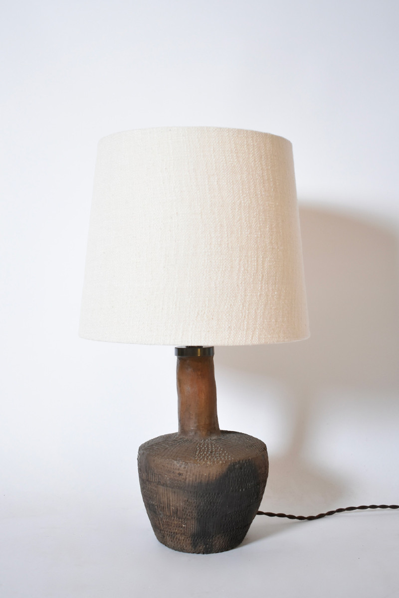 Lampe en céramique africaine marron à motif géométrique, années 1970.