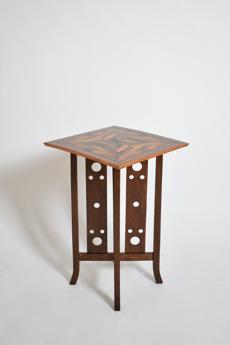 Table d'appoint à marqueterie géométrique de style japonais, années 1920