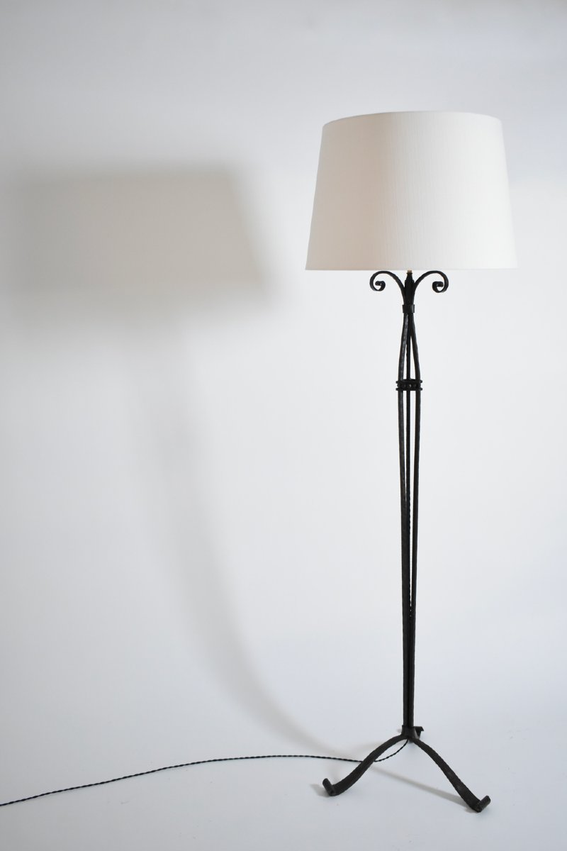 Lampadaire en fer forgé à motifs ajourés. Années 1930.-photo-4