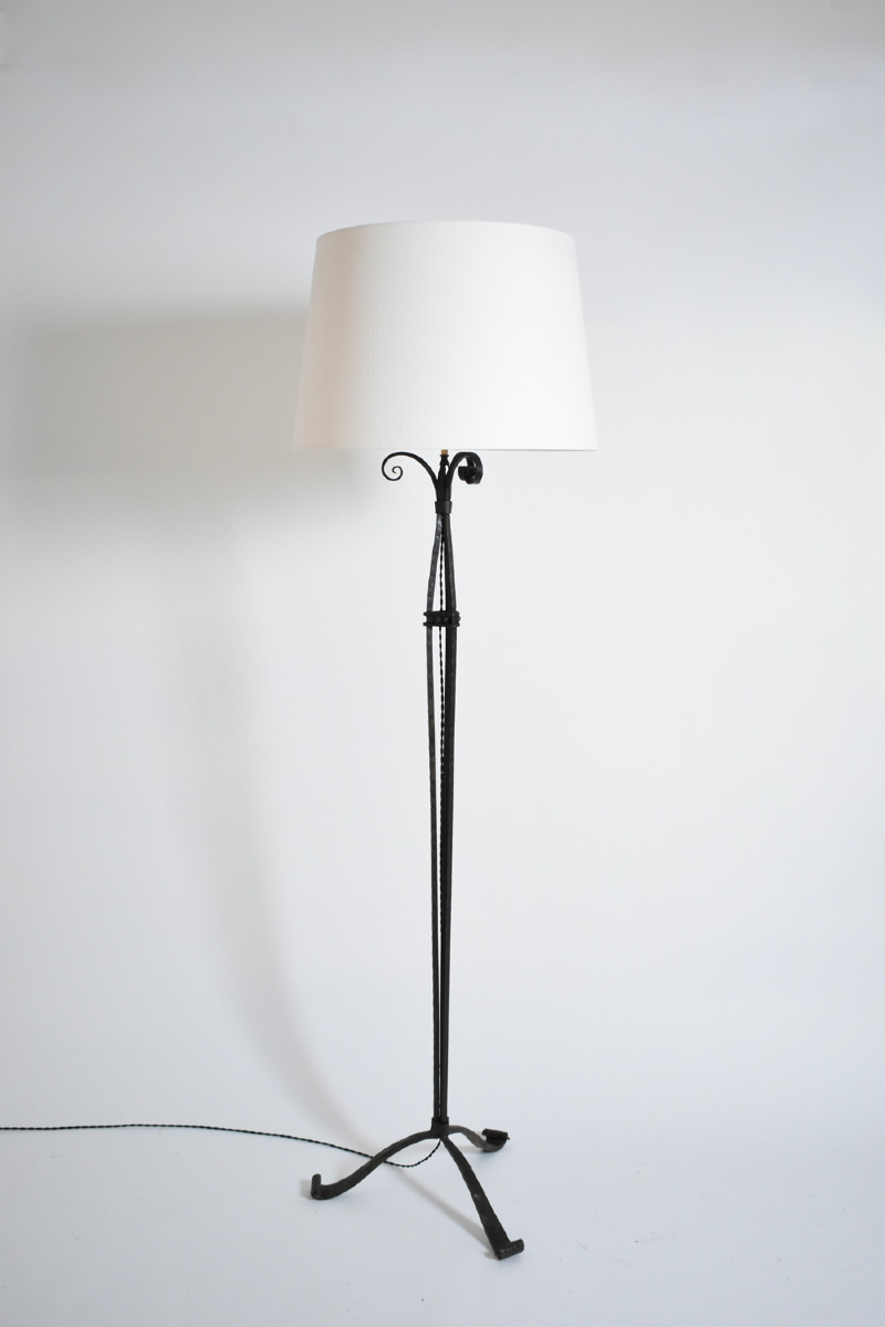 Lampadaire en fer forgé à motifs ajourés. Années 1930.