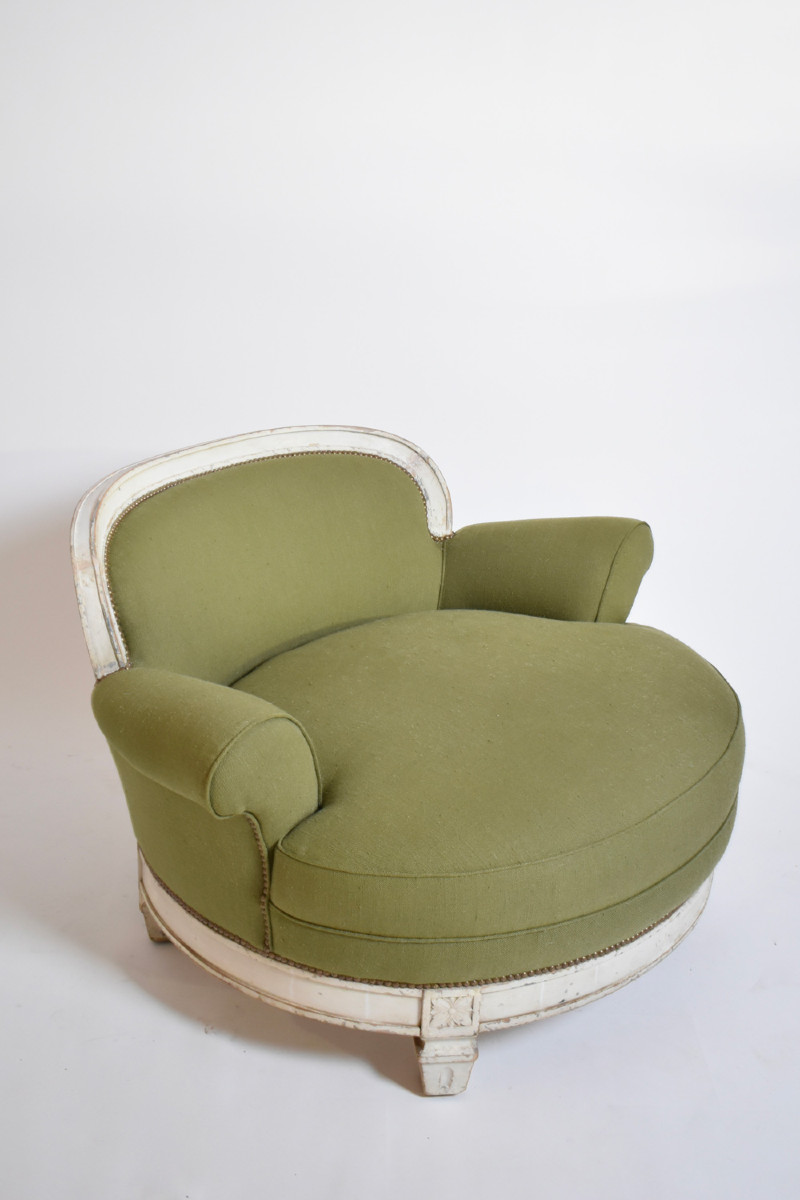 Important fauteuil de style Louis XVI, années 1940.
