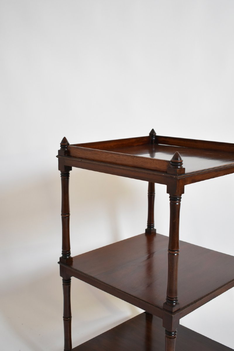 Guéridon à piédestal en forme de bibliothèque en faux bambou, années 1960.-photo-1