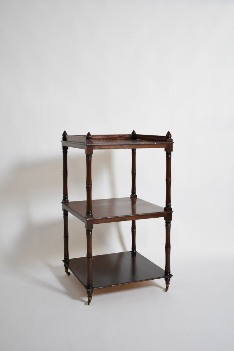 Guéridon à piédestal en forme de bibliothèque en faux bambou, années 1960.