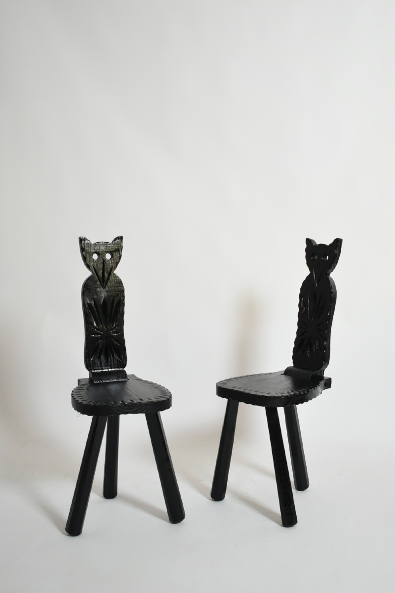 Paire de fauteuils chouette en bois ébonisé brutaliste, années 1960.