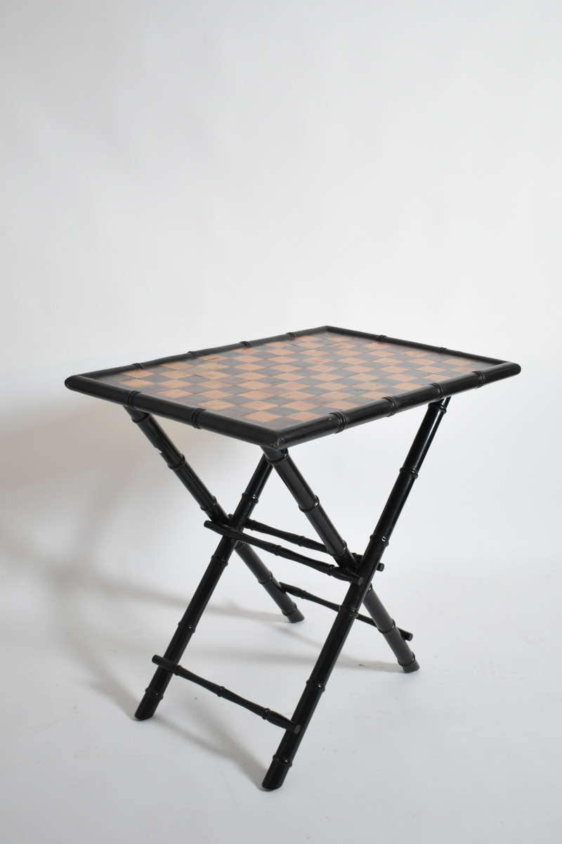 Table pliante en bois ébonisé faux bambou, années 1960.
