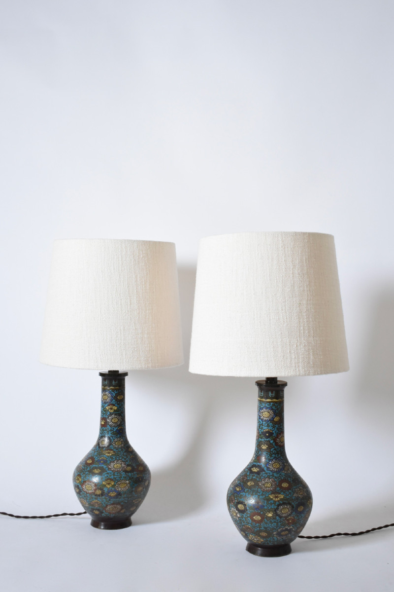 Paire de lampes en bronze cloisonné bleu, XIXe siècle.