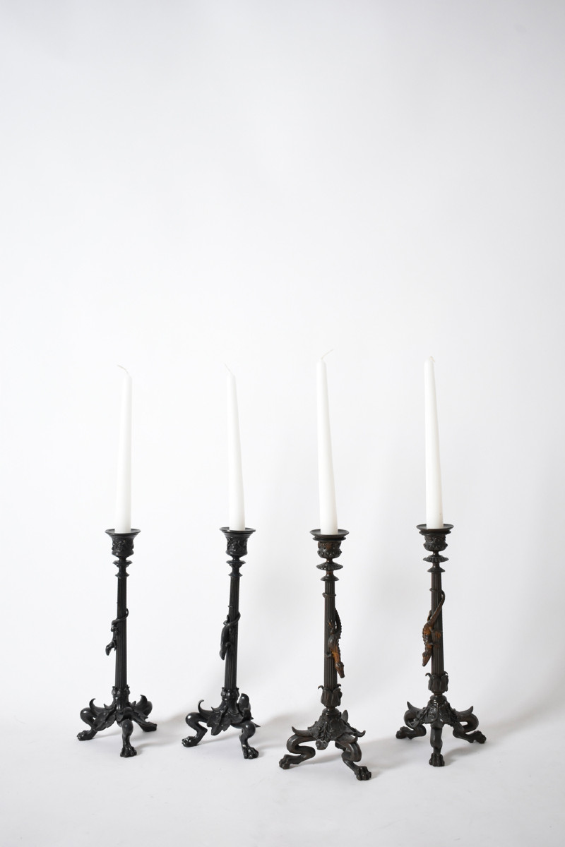 Ensemble de quatre bougeoirs en bronze tripodes zoomorphes, XIXe siècle.