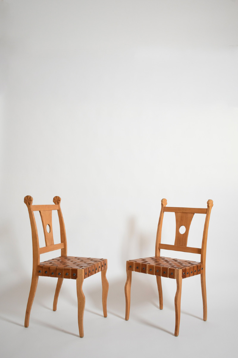 Paire de chaises étrusques en chêne et cuir, années 1970.