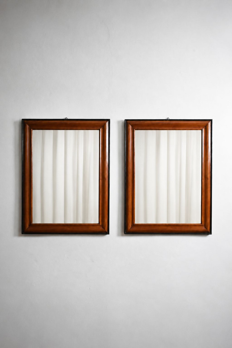 Paire de miroirs en bois bicolore et bois ébonisé, XIXe siècle.