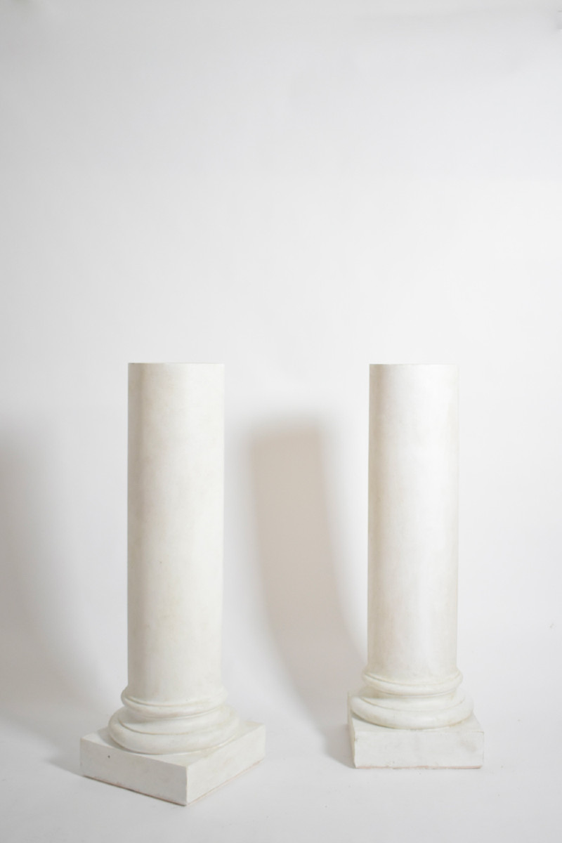 Paire de colonnes néoclassiques en plâtre, années 1930.