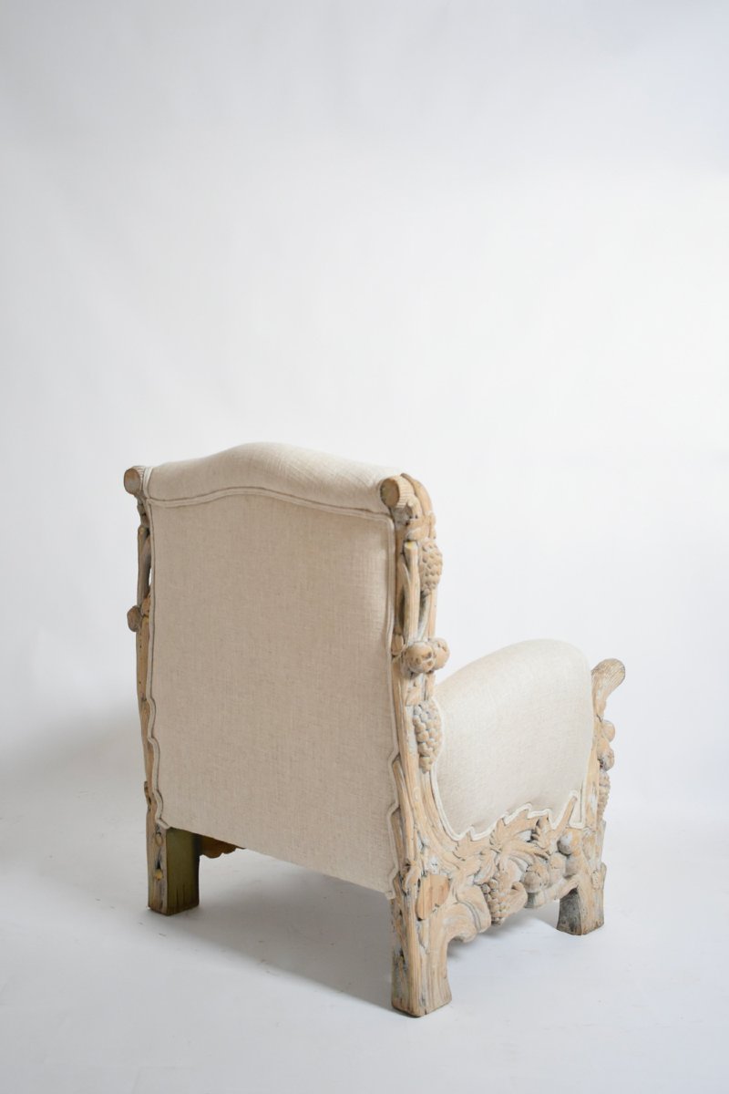 Fauteuil en chêne blanchi sculpté, à décor de fruits et de feuillages, années 1970.-photo-3
