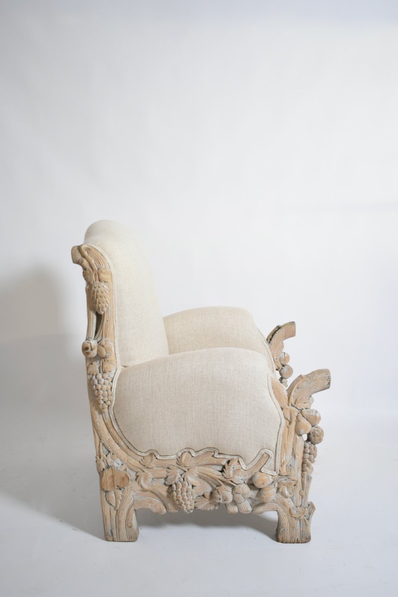 Fauteuil en chêne blanchi sculpté, à décor de fruits et de feuillages, années 1970.-photo-4