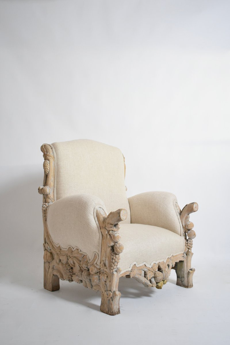 Fauteuil en chêne blanchi sculpté, à décor de fruits et de feuillages, années 1970.
