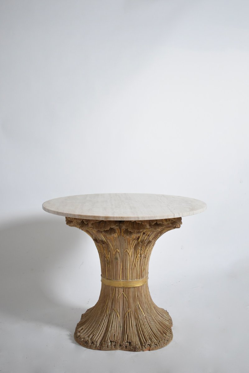 Table ronde en bois sculpté, années 1970.