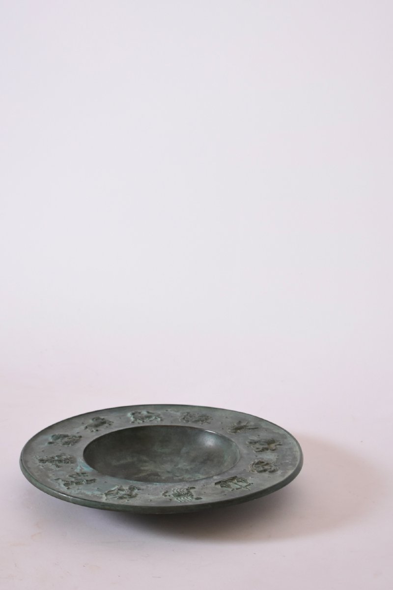 Plat circulaire néoclassique en bronze, années 1940.-photo-3