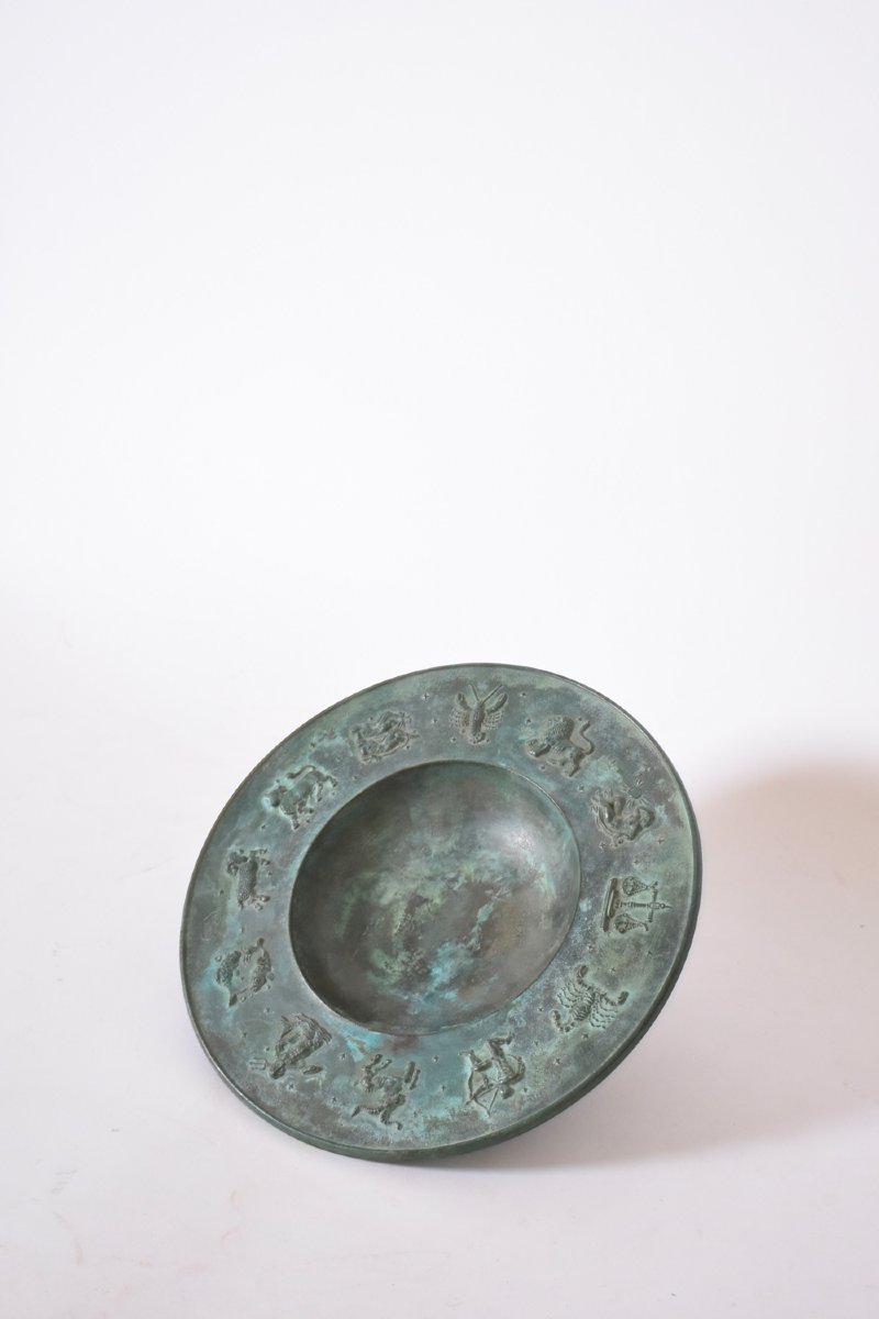 Plat circulaire néoclassique en bronze, années 1940.