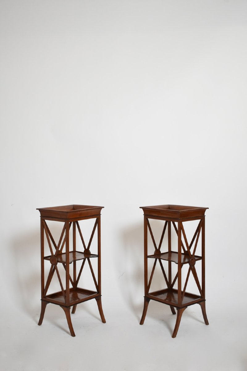 Paire de tables de chevet néoclassiques en acajou, années 1960.