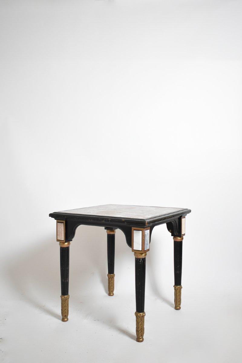 Guéridon de style Louis XVI en bois noirci, années 1930.