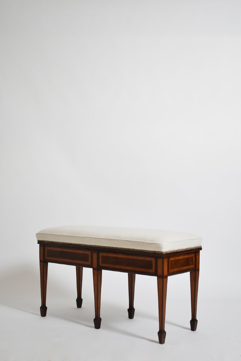 Banquette en marqueterie à six pieds, fin du XIXᵉ siècle.