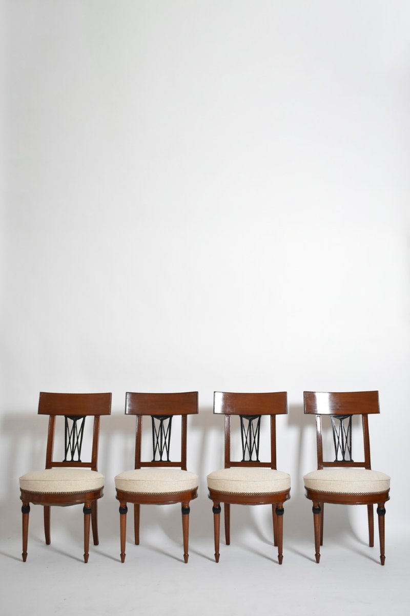 Ensemble de quatre chaises néoclassiques des années 1920.