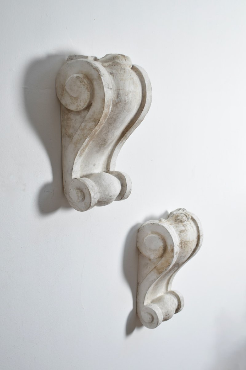 Paire d’appliques murales en plâtre à volutes, années 1930.