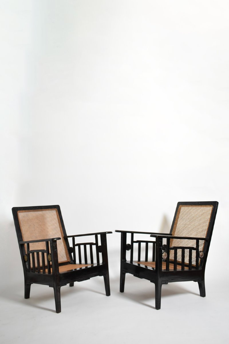Paire de fauteuils coloniaux en bois ébénisé et cannage, années 1920.