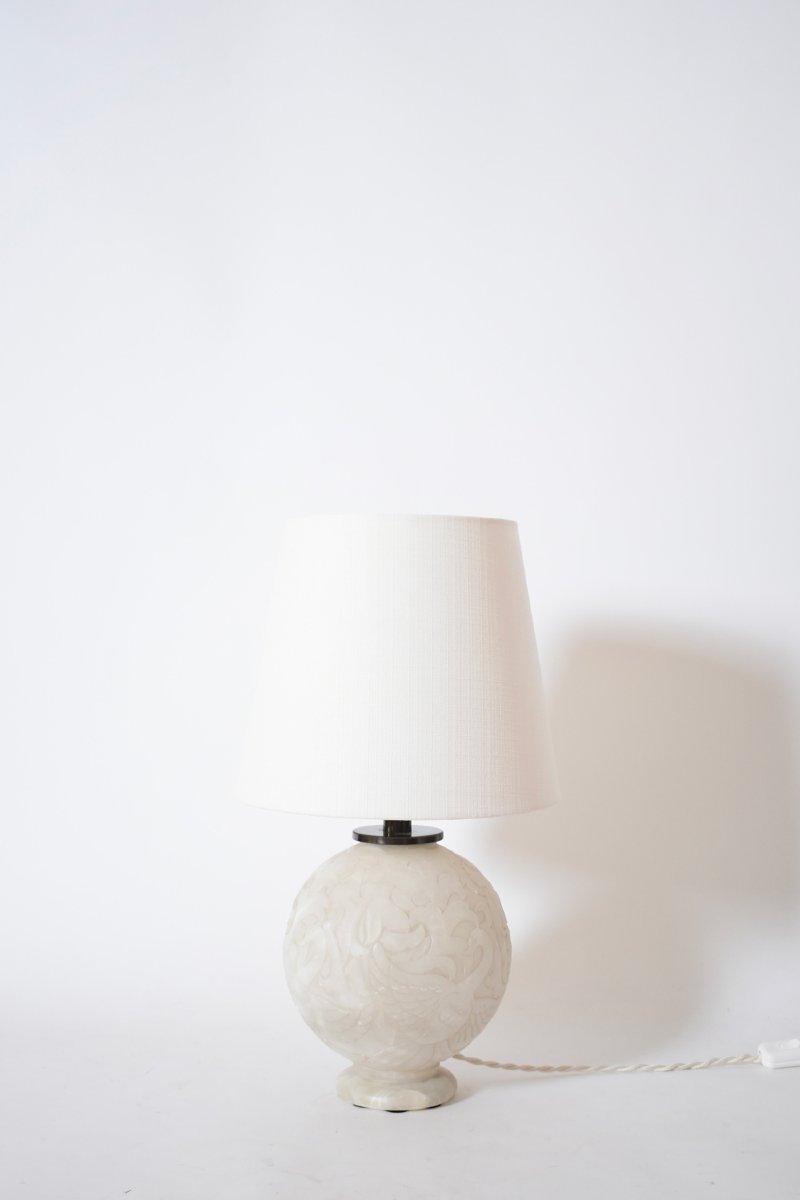 Lampe boule en albâtre gravé, années 1930.