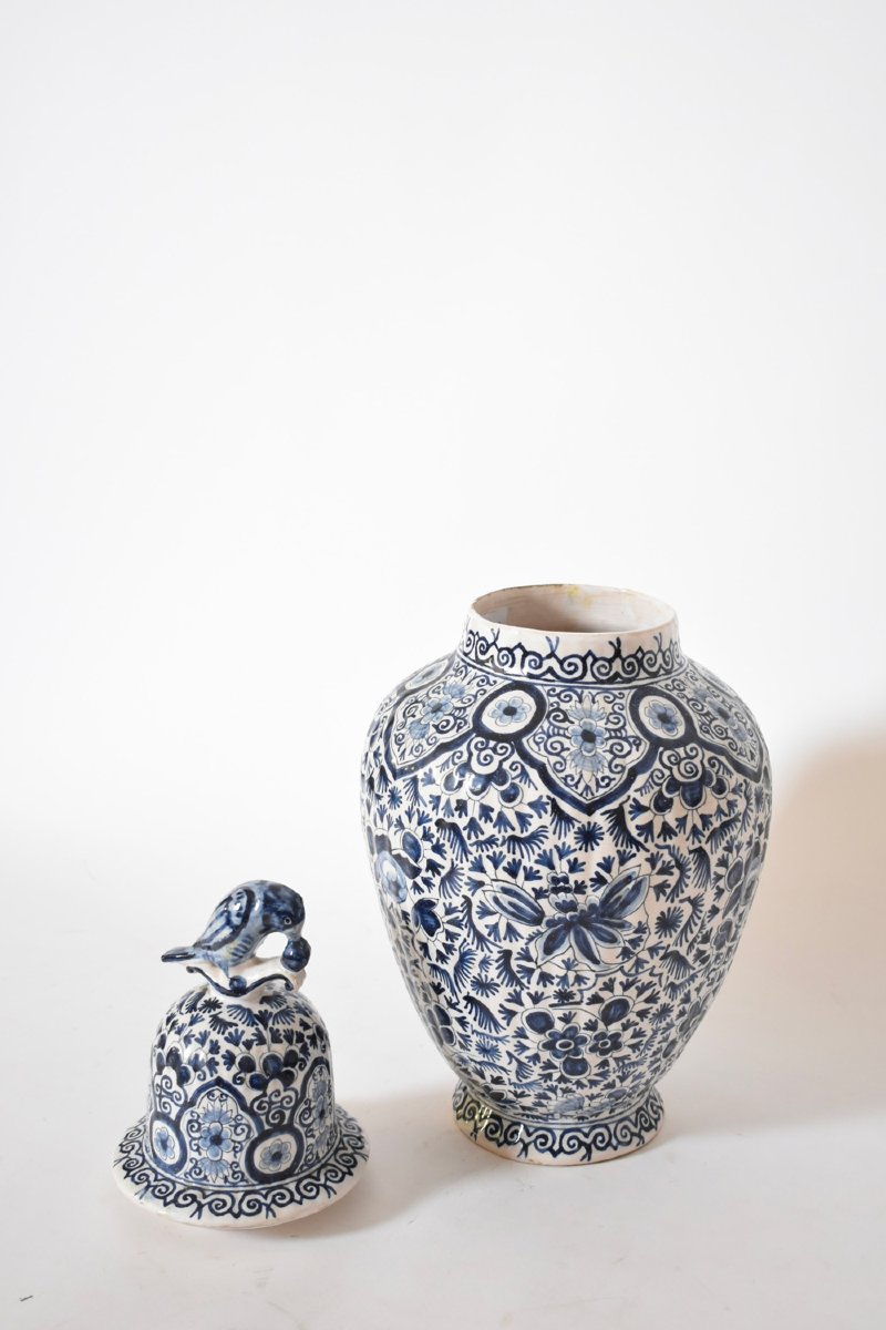 Paire de vases couverts balustres en faïence de Delft bleu et blanc, XIXe siècle.-photo-4
