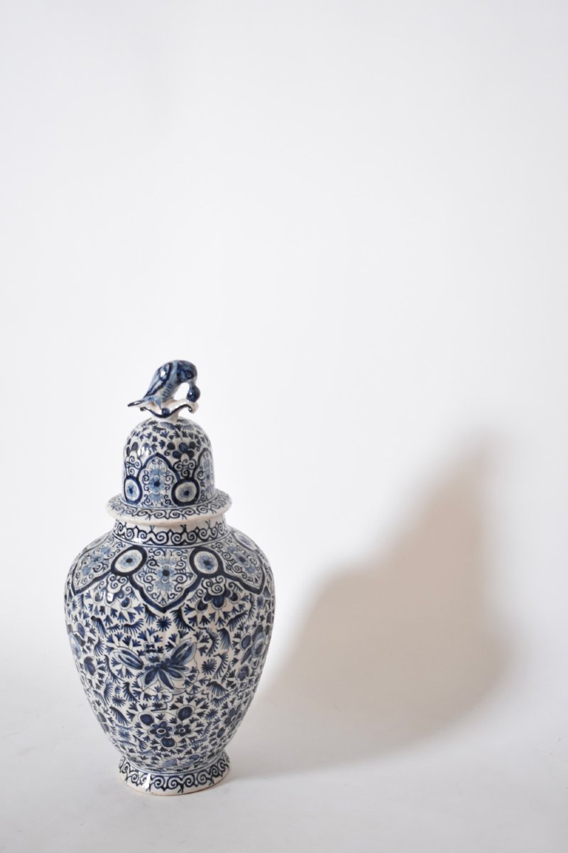 Paire de vases couverts balustres en faïence de Delft bleu et blanc, XIXe siècle.-photo-1
